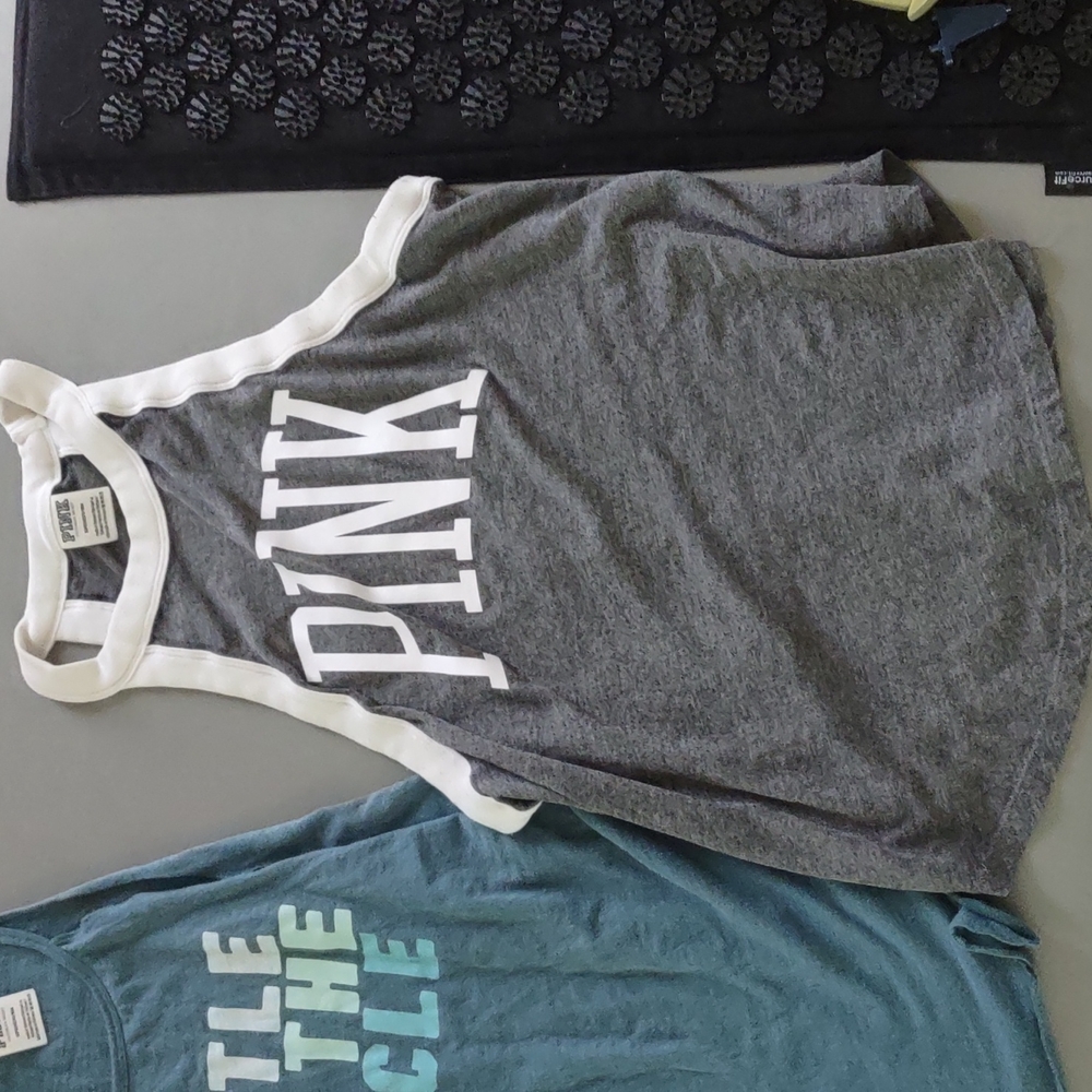 4 Pink tank tops - Picture 5 of 7